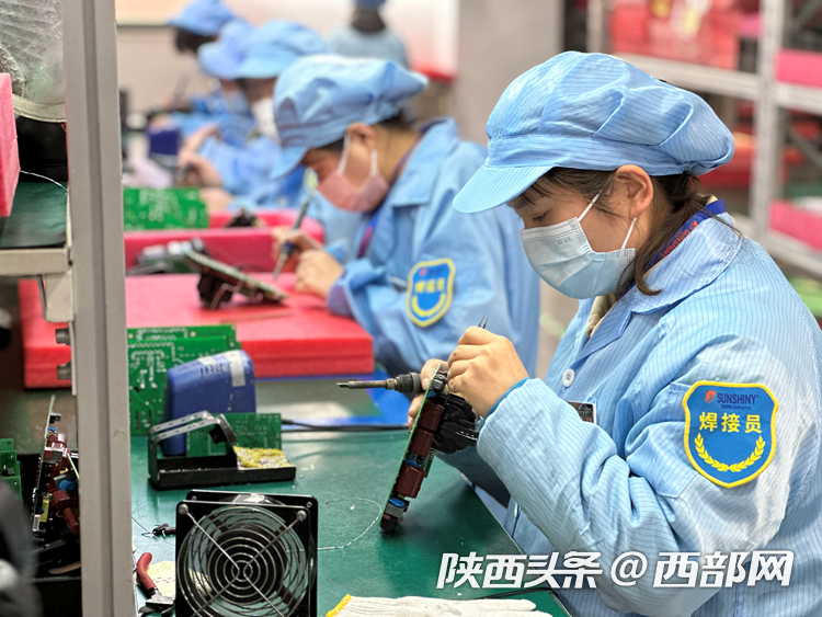 西安讯生智能科技有限公司内，焊接员正在作业。