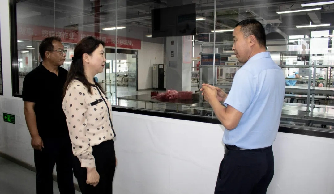 热烈欢迎雁塔区总工会莅临西航思创慰问劳动模范(图4) 640.webp (2).jpg